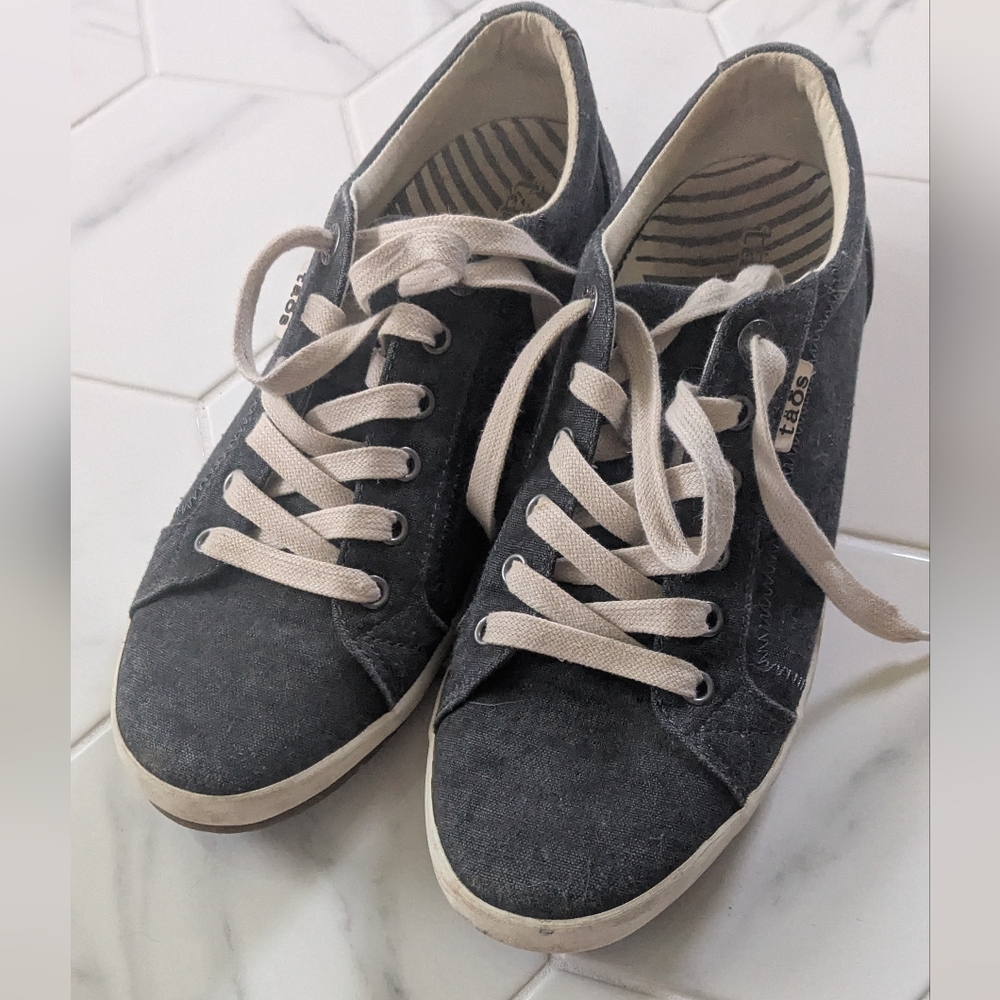 Taos Canvas Sneaker Size 10